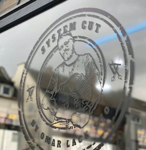 Systemcut Logo am Laden graviert